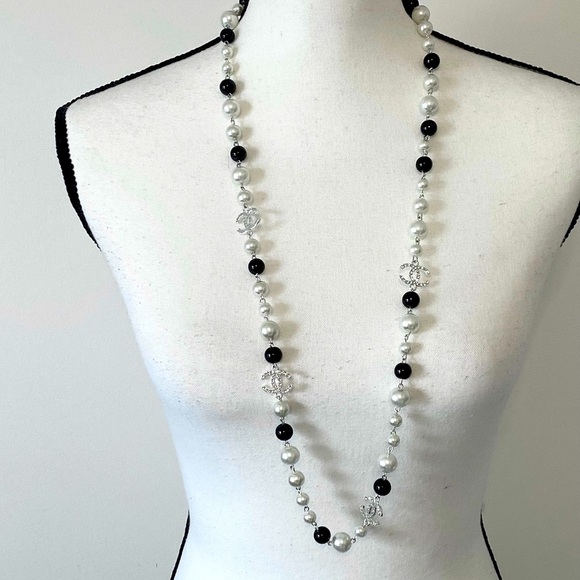 Fun Black and White Pearl Necklace - Picture 4 of 7